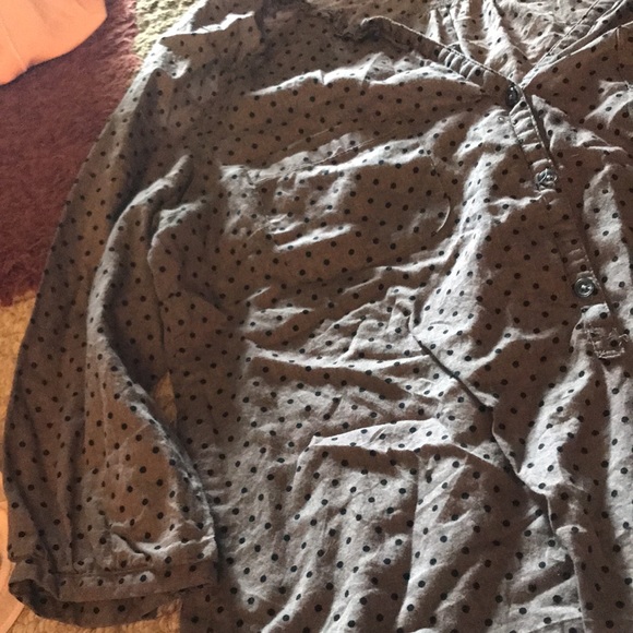 *a fav* Old Navy V neck, buttons, 2 pockets, 3/4 sleeve top - Picture 4 of 9